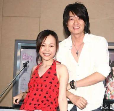 游鸿明,娶空姐妻子恩爱40年,两个女儿可爱甜美如今活成人生赢家_音乐