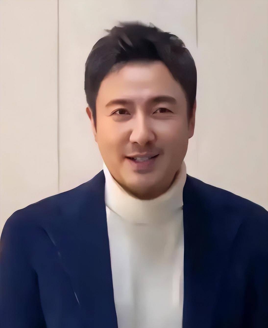 改变了原来胖的形象,你知道年轻时的沈腾有多帅吗_夏洛特_身材_时候