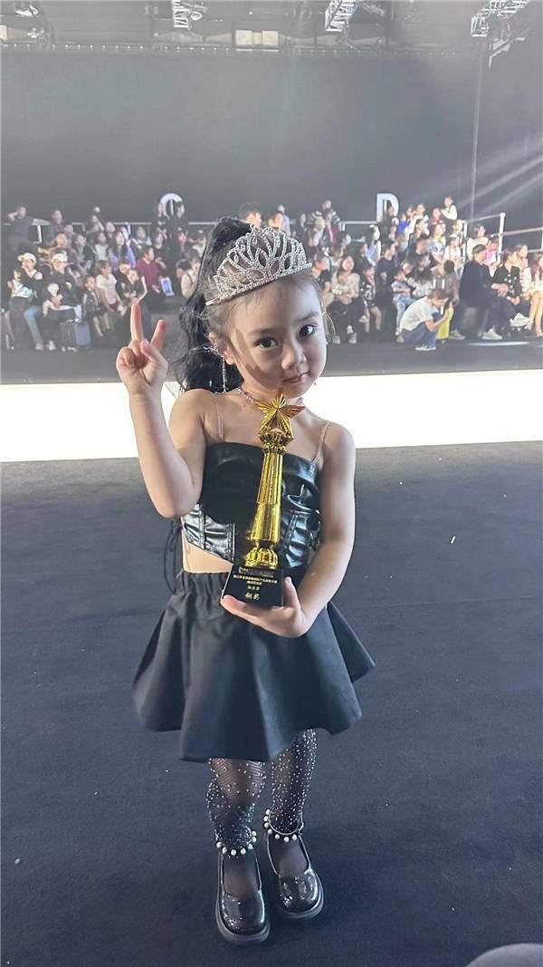 恭喜庞嘉钡,陈怡菲荣获第三季全球偶像城市总决赛明星超模称号_获奖_