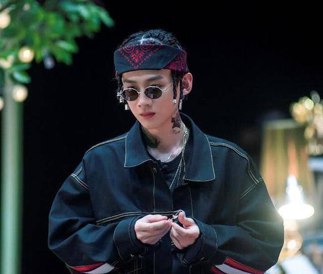 白敬亭荧幕初吻为什么会上热搜?大家如何评论的?_价钱_营垒_城池
