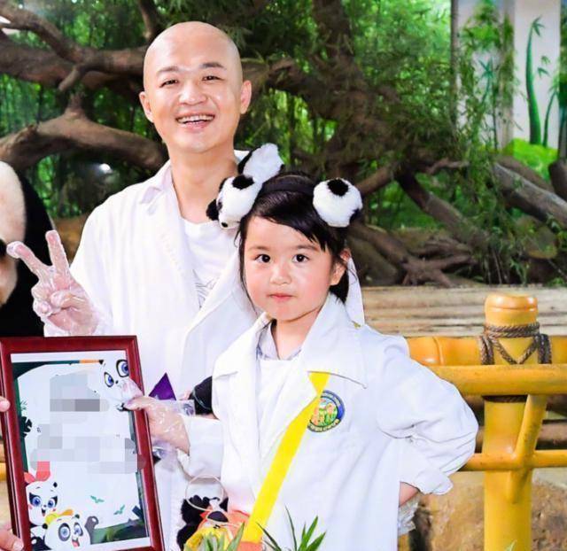 包贝尔女儿"接骨式"长大,4岁身高就齐腰爸爸,大脚丫太抢镜!