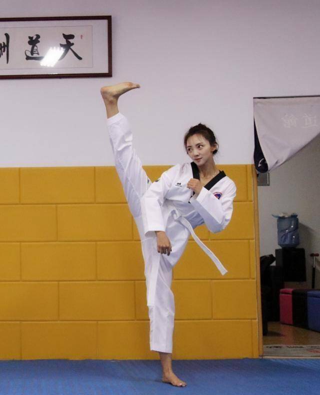 别看陶慧长得很清纯,但是她练起跆拳道的样子,好像谁都不服_锻炼_健身