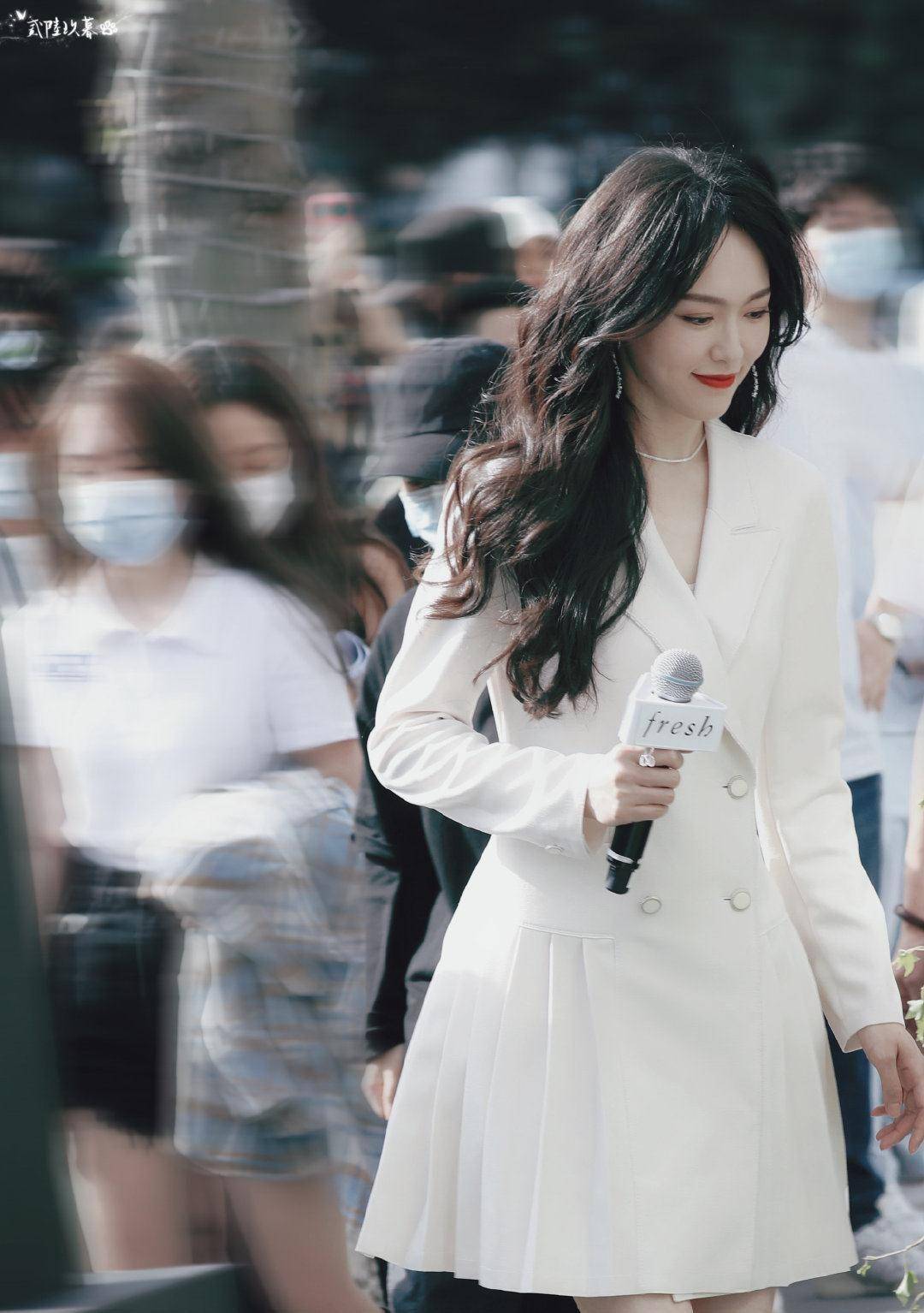 百褶西装裙搭配熟女大波浪,干净利落的极简风,唐嫣的气质真好_女神