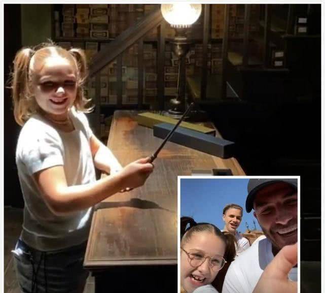 小七还特意搭配了哈利·波特圆眼镜,坐过山车时笑得合不拢嘴,露出还未