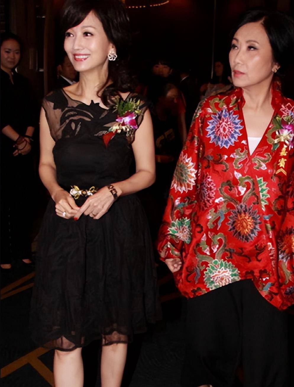 汪明荃和赵雅芝同框有两位神仙女神,一位是时尚婆婆,一位妩媚如少女