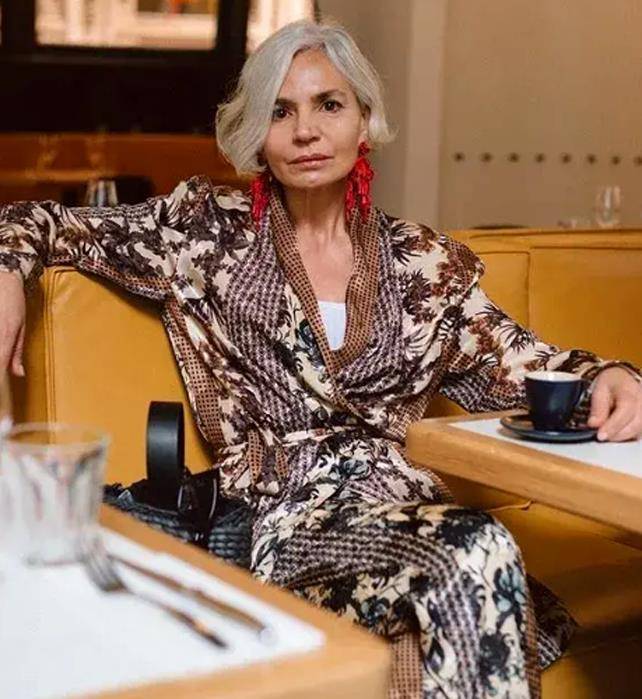 这位时尚奶奶的穿搭,很适合50岁女人模仿,时髦又有回头率