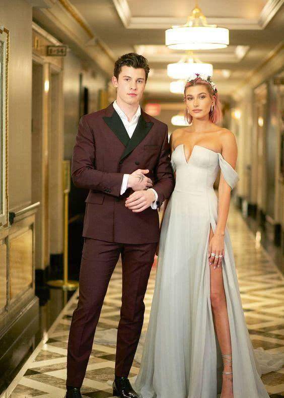 比伯和海莉黑白婚纱照,比伯满口金牙刻名字,海莉秀鸽子蛋钻戒_婚礼