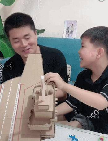 日里,爸爸还会带着孩子利用废纸箱等物品,一起动手做航空母舰,机关枪