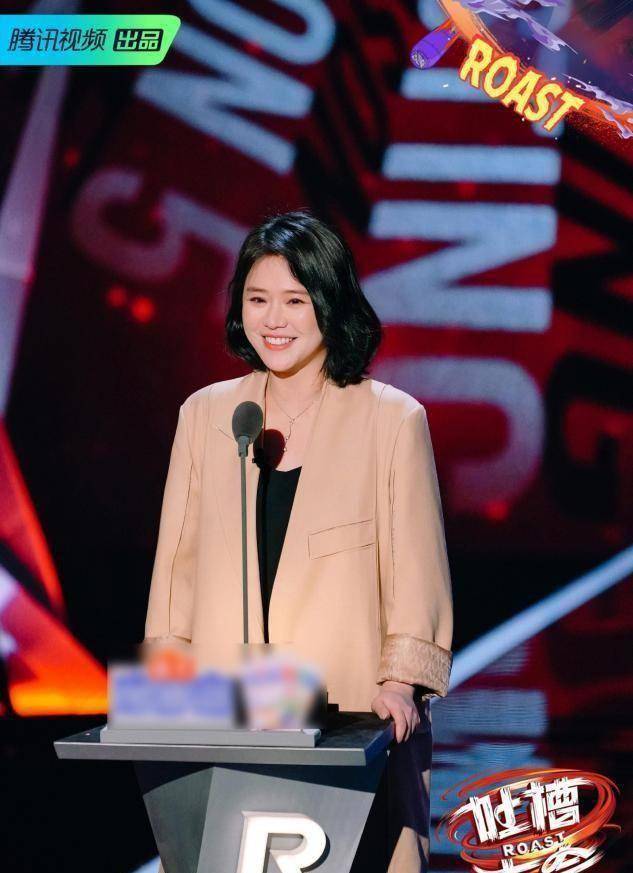 被爆结婚后马思纯首露面,亲妈全程搂腰陪同好体贴,她穿着好厚实_造型