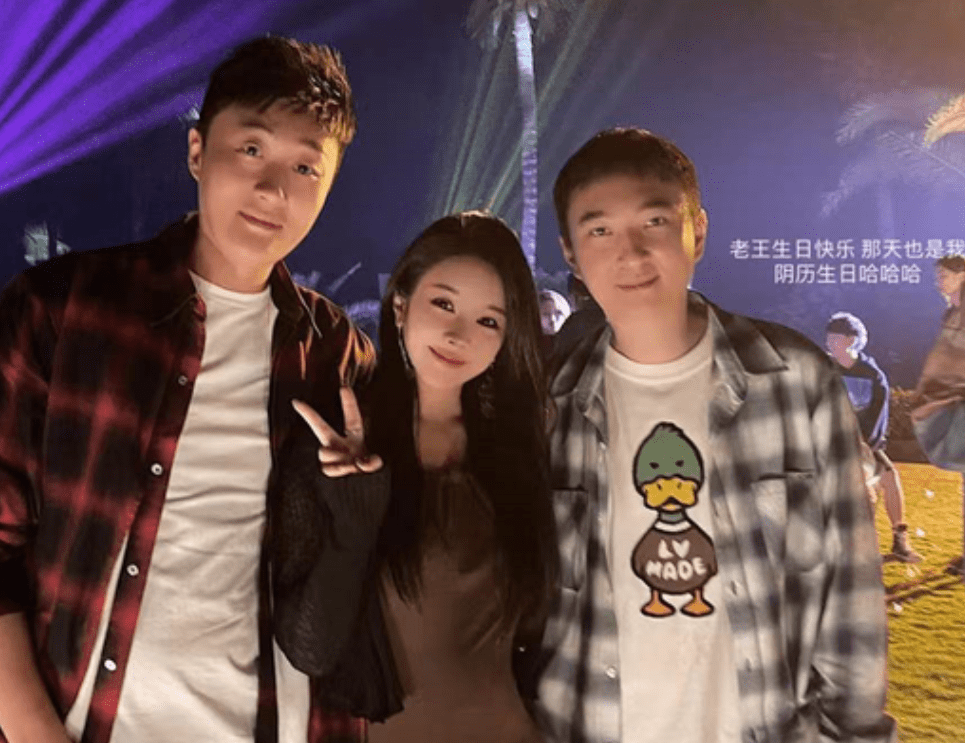 还有众多明星以"特殊方式"为新婚夫妇送祝福,比如胡歌,佟大为,黄轩