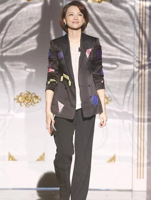 奔四奔五的女性别穿卫衣加牛仔裤,学董卿这样穿,时髦优雅又高级_西装