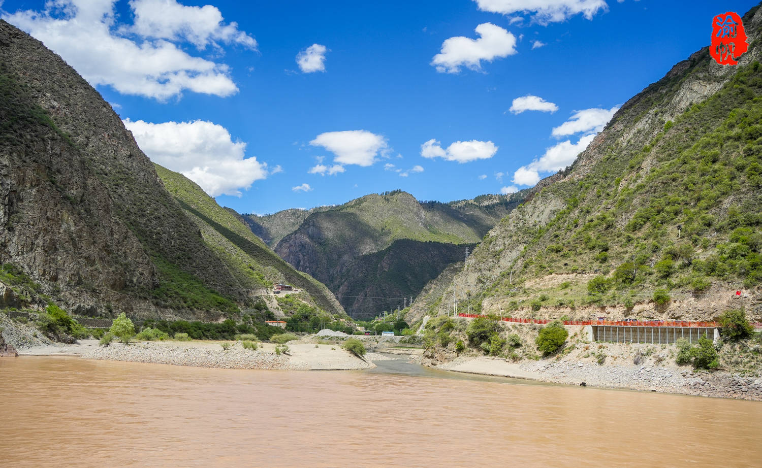 人口集中之地",它被称为藏东门户和"西藏解放第一村",它与四川的德格