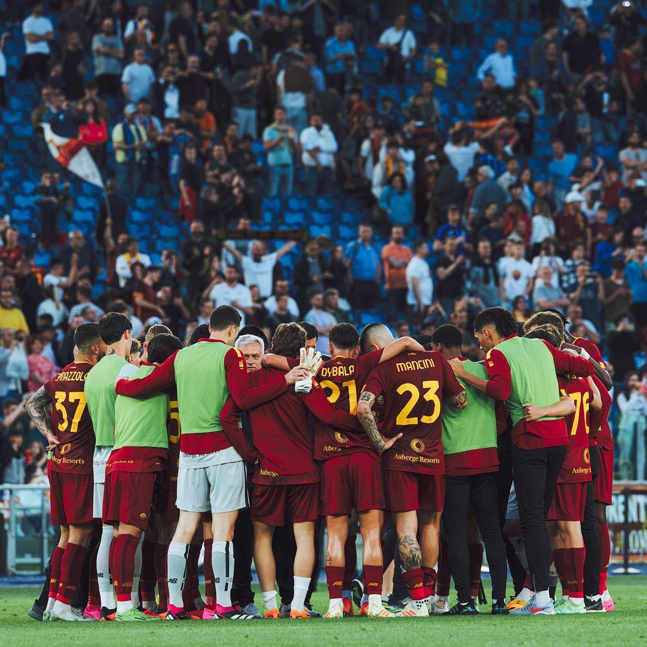 穆里尼奥让决赛变成主场,没见过世面的罗马球迷,是塞维球迷5倍_球场