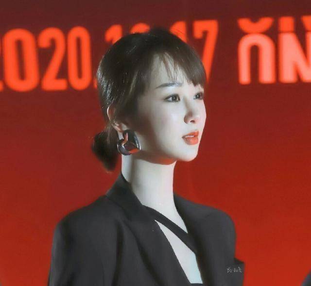 北电校庆红毯生图出炉,关晓彤大长腿吸睛,看到杨紫原谅我心动了