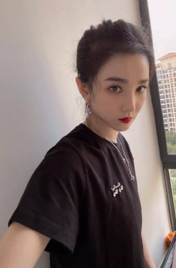 陈小纭在家真随意,穿超短裤大秀雪白美腿_小腿肚_自拍图_设计