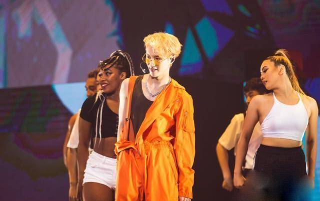 蔡徐坤和张艺兴,同穿连体裤,风格差距这么大?_造型_青春_气质