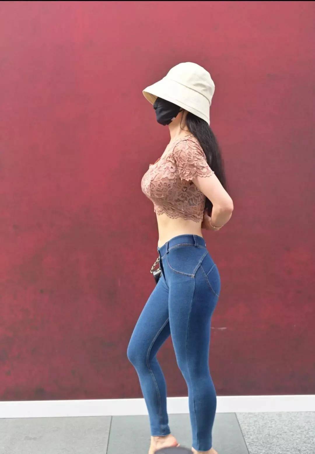 选对紧身翘臀牛仔裤,走在街上无疑是一道靓丽的风景线_时尚_经典_身材