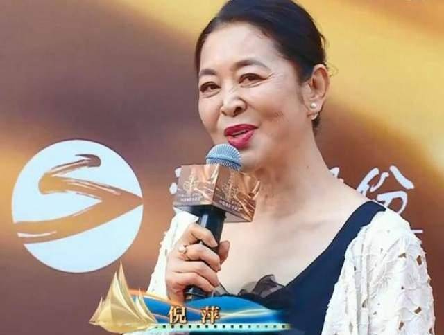 64歲倪萍和74歲王馥荔同框,科技臉對比下,才知道自然老去有多美