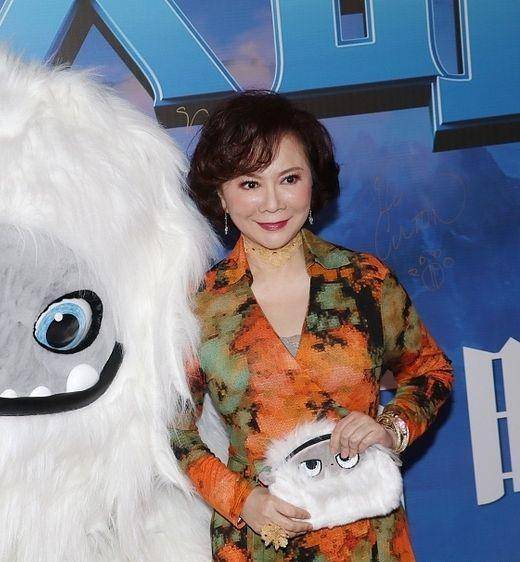 蔡明终现58岁真实状态,身穿深v印花裙,松垮的脸太显龄_感觉_造型_脸部