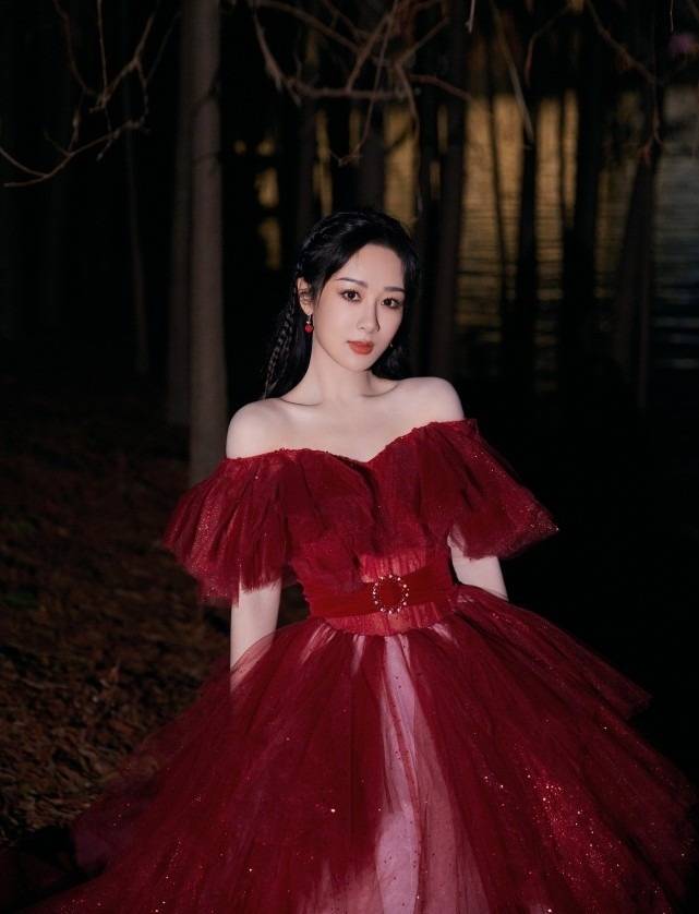 杨紫真是像仙子一样,身穿黑白一字领长裙高雅妩媚,太仙儿了_女性_形象