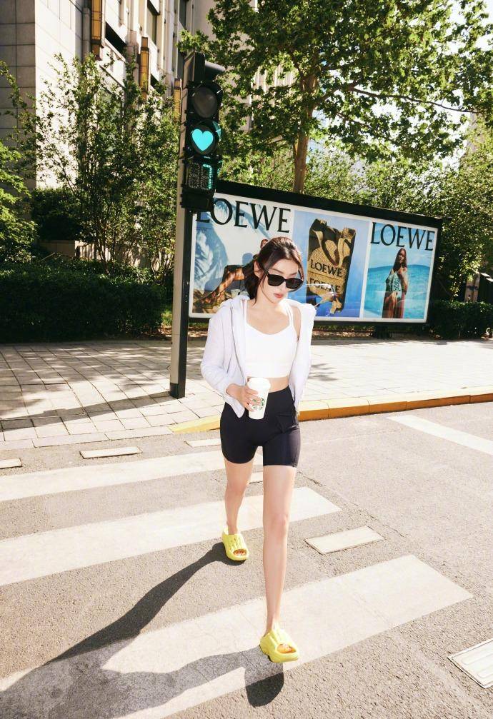 袁姗姗晒比基尼美照,穿紧身裤和拖鞋逛街,潇洒随性无明星架子!