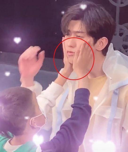 蔡徐坤被当众捏脸,下巴突然"变形",后期p图都不知从何下手_时候_因为