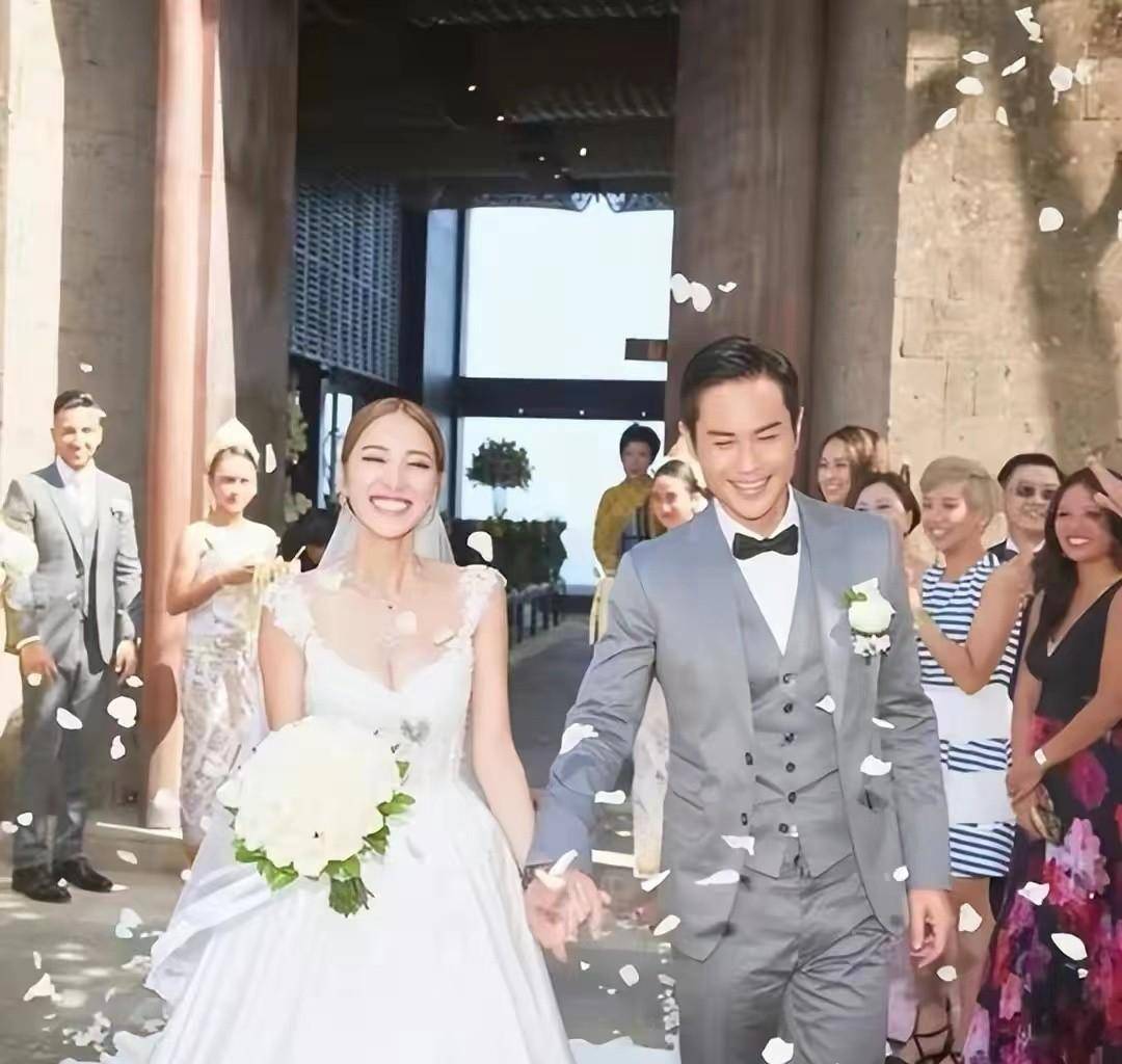 郑嘉颖5年生3娃,夫妻俩差22年依旧幸福甜蜜_宝宝_网友_生活