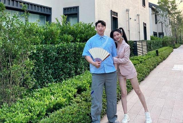 前天,烧饼带着妻子郑胡昕一起做客直播间,与吴昕,张远一起分享了属于