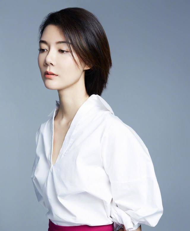 车晓瘦得"过分",白衬衫配半身裙简约干练,利落潇洒太霸气_身材_黑色