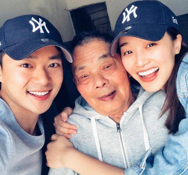 难怪会被"道德双标"看得见的假幸福_爱情_热度_曹俊