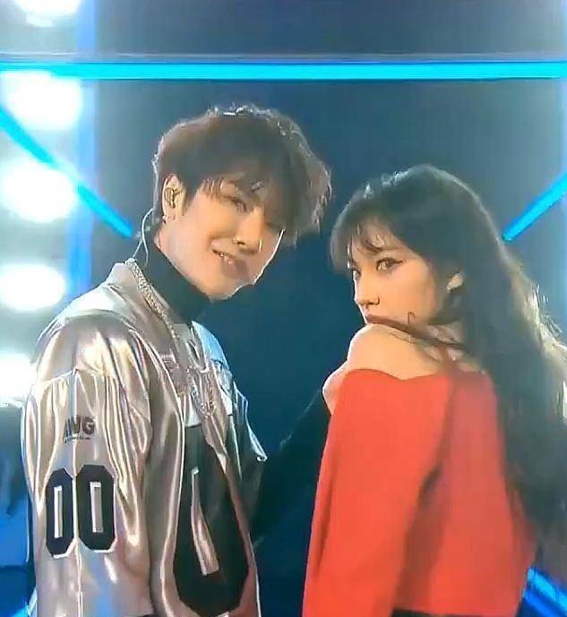 程潇被王一博"摸"下巴,后者却害羞,王一博一个举动更显人品_表演_观众