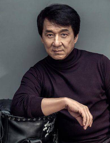 成龙近照流出,走路需要俩人搀扶才可以,老年生活让人堪忧_身体状况