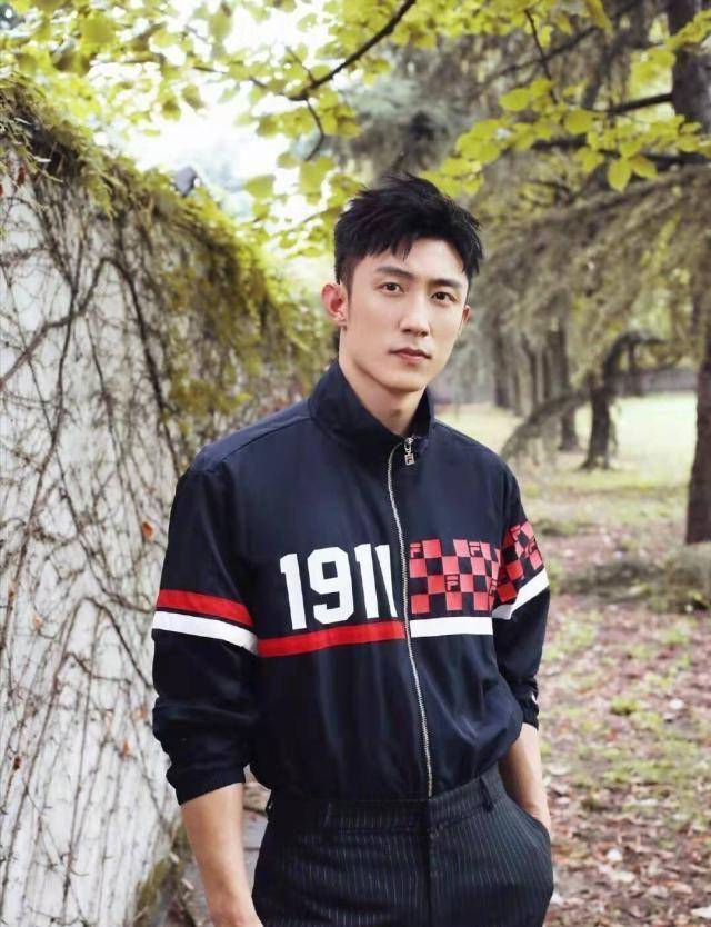 陈伟霆黄景瑜野人造型惊艳,长发飘飘十分妖娆,上演"赤脚"戏码_寸头