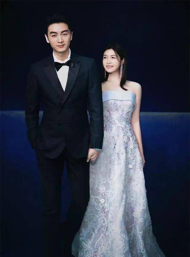 陈妍希美丽婉约,陈晓高大帅气,两人站在一起就是郎才女貌.