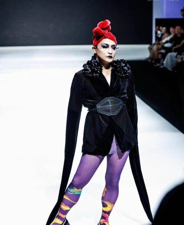 蔡徐坤穿长裙拍写真,审美直追陈志朋,时尚圈的事我们真的看不懂_裙子