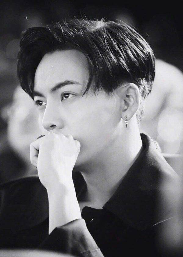 陈伟霆的发型师,你给我出来,我保证不掐死你!_低头_男人_吸血