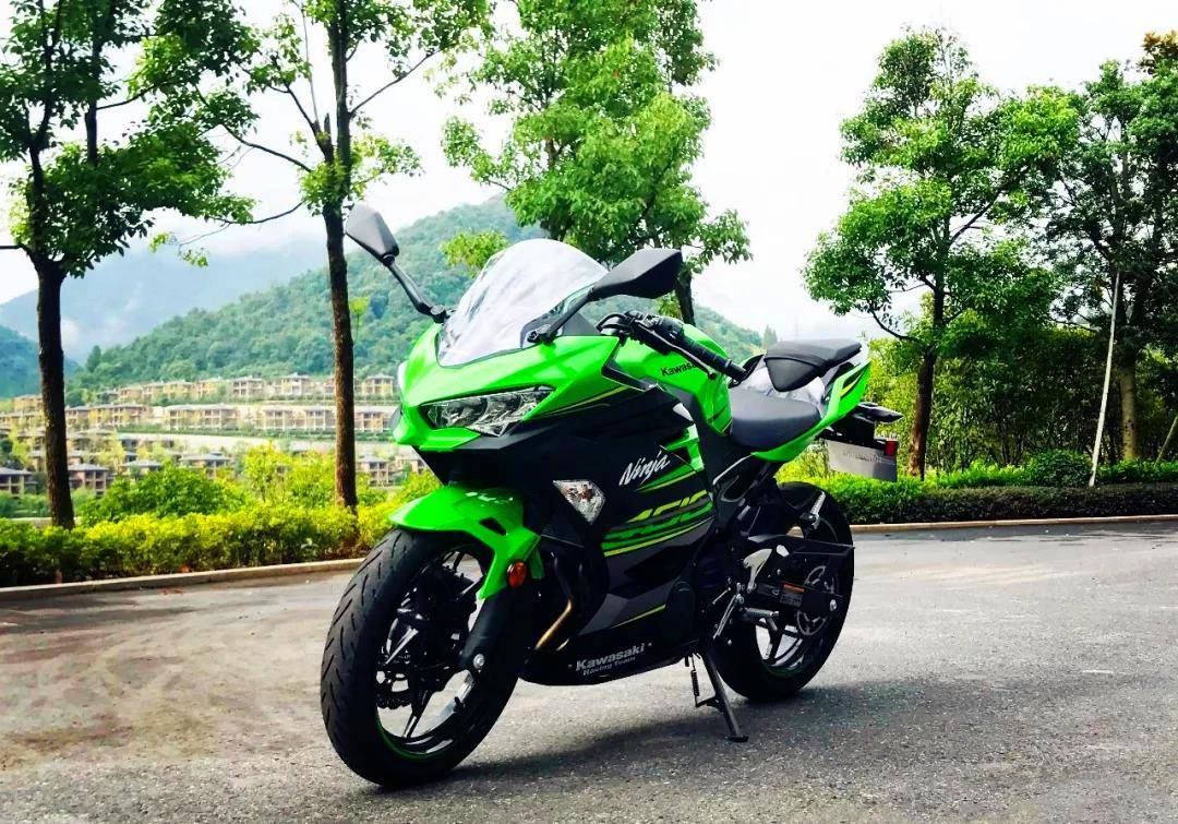 赛道劈弯,新版雅马哈r3和川崎ninja400,你更喜欢谁?_搜狐汽车_搜狐网