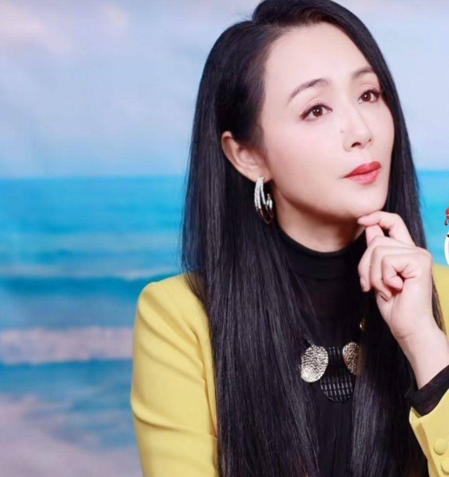 曹颖在间怼网友,曾是主持人,如今一手好牌打得稀烂_曹莹_直播_问题