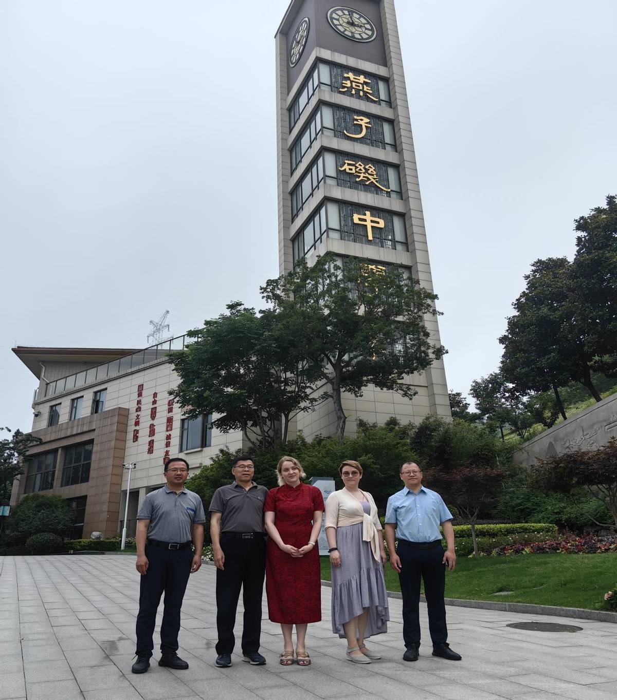 南京市燕子矶中学校长石骏介绍了燕子矶中学的整体办学情况,学校始建