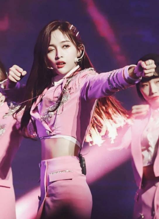 少女101中的时候,热度还是很大的,并且还趁着当时的热度拍了《斗罗