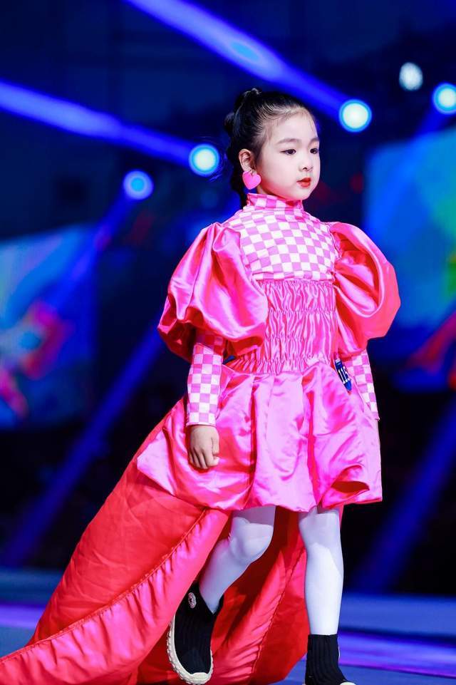 人气季军:杨紫依姓名:杨紫依年龄:6岁爱好:走秀 主持人 户外运动 爬山