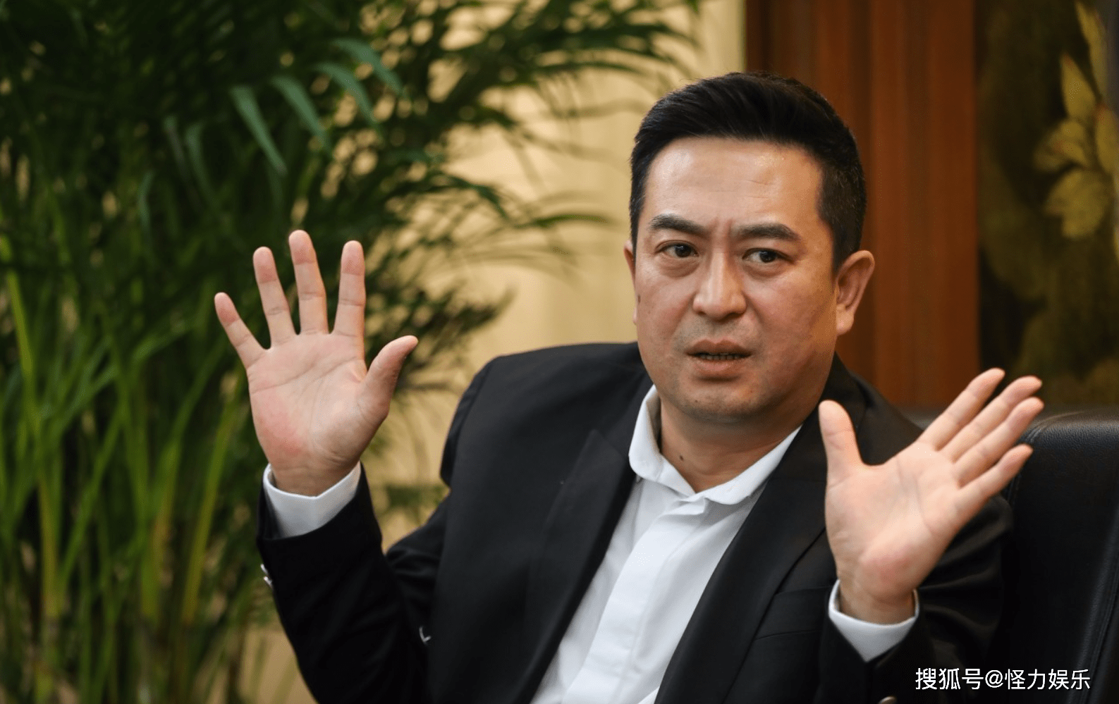 老戏骨陈建斌有许多脍炙人口的作品,但最出名的还是"不可能"的曹操