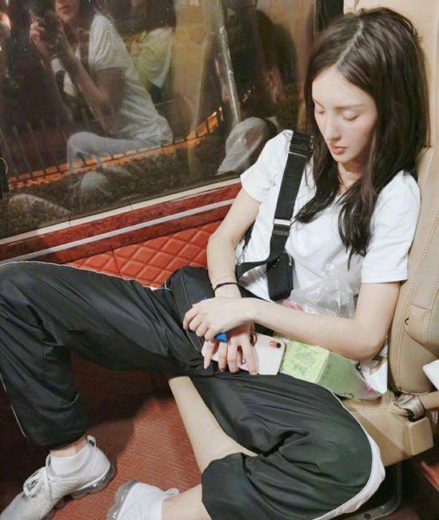 看到金晨的坐姿后,网友:不怪陈一鸣_性格_时候_双腿