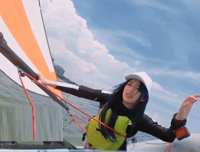 程潇学习海上帆船,却意外翻船,落水瞬间的反应,快笑出腹肌_教练_时候