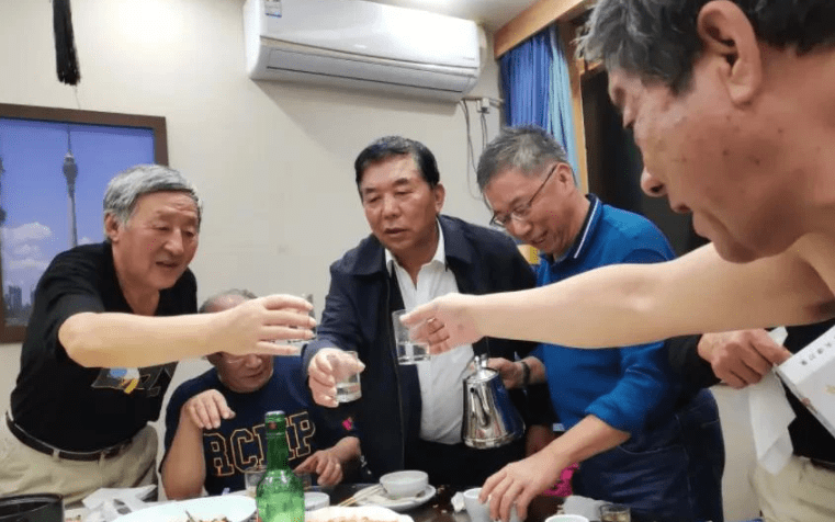 东北60岁退休大爷,喝酒30余年总结了2个选酒"诀窍",万能好用_口感