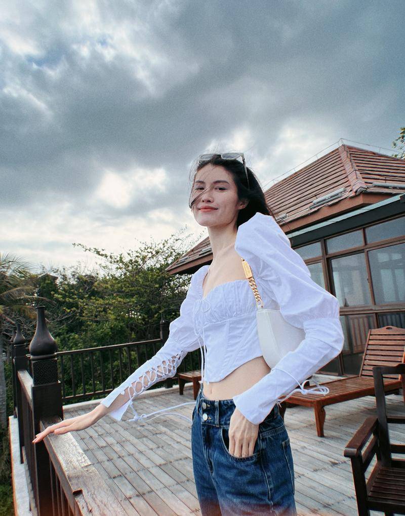 超模何穗海边的贴身衣裳尽收眼底,露脐装凸显平坦小腹,肌肤白皙透亮