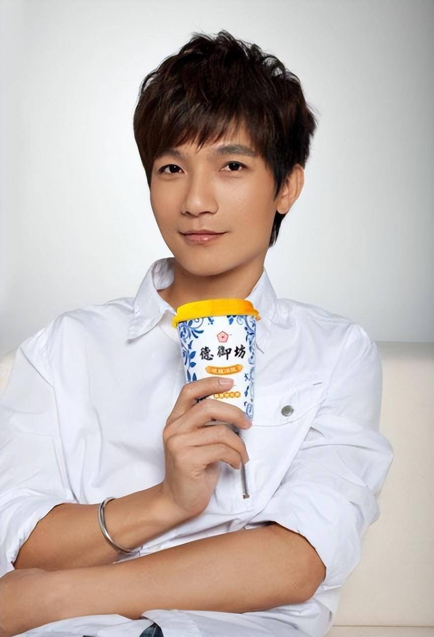 陈楚生龙丹妮时隔十年后再度拥抱,一句"好久不见"