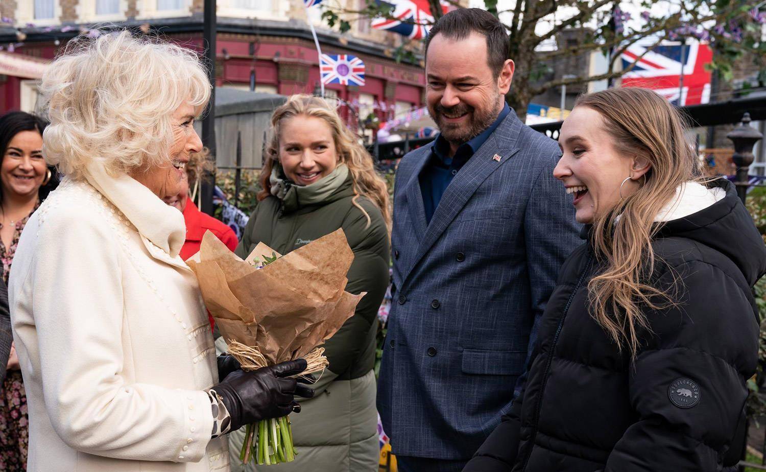 查尔斯卡米拉参观《东区人》片场:将外套披让给女星尽显绅士风度