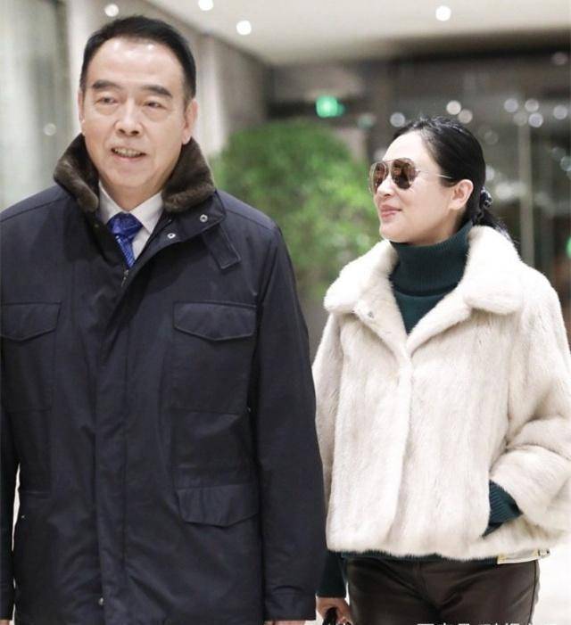 陈凯歌陈红同框现身,结婚23年恩爱如初,不过幸好倪萍也女神回归_儿子