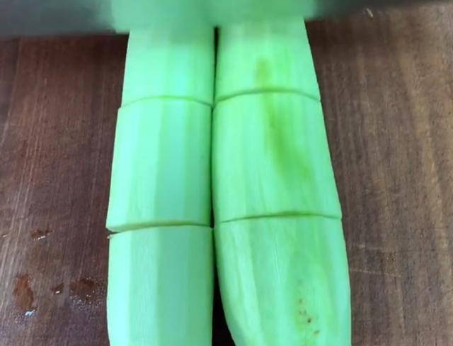 颜值超高酸酸甜甜的茄子不一样吃法来喽,"菊花茄子"简单易操作_清水